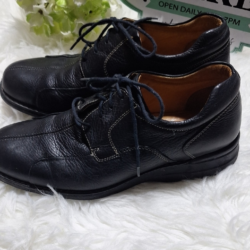 Johnston & Murphy Classic Black Oxfords - Picture 3 of 7